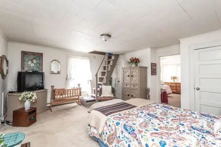 Granny's Place -  Historic Country Cottage- PET FRIENDLY!