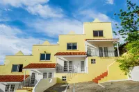 Fast WiFi, 4 bedrooms, sleeps 8, panoramic ocean views, West Coast .. Paradise !  호텔