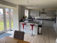 Luxurious 4 br detached house in cul-de-sac ideal for family or group of friends