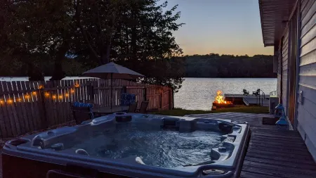 Beautiful Lakefront Cottage with Hot Tub Отели рядом с достопримечательностью «King's Lock Craft Distillery»