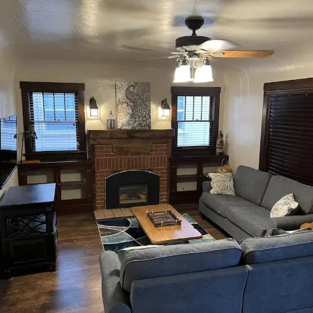 Nice Cozy 2 Bedroom 1bath house Close to DT Winslow