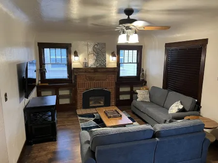 Nice Cozy 2 Bedroom 1bath house Close to DT Winslow Отели рядом с достопримечательностью «Take It Easy Statue»