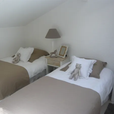 Charming house located on the shore of Lake Maubuisson, close to the ocean. Отели в г. Каркан