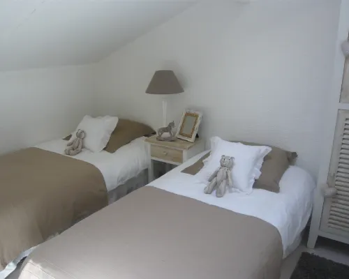 Charming house located on the shore of Lake Maubuisson, close to the ocean. カルカンのホテル