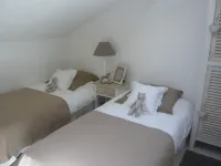 Charming house located on the shore of Lake Maubuisson, close to the ocean.