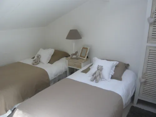 Charming house located on the shore of Lake Maubuisson, close to the ocean.