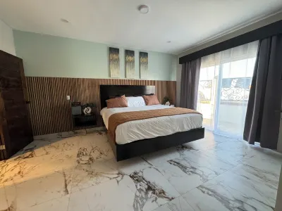 Beautiful home 5 min away from papas & beer. W/ King size beds Hotel in zona Playa Hermosa 777