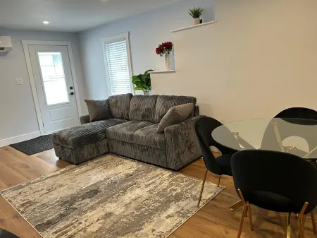 Abby's Place Fredericton Отели рядом с достопримечательностью «Университет Нью Брансуик»