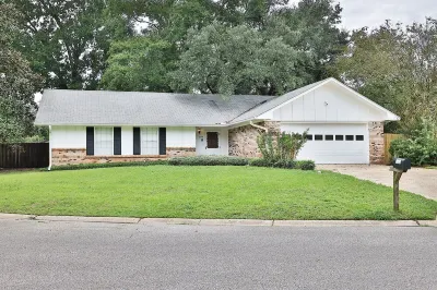 Vibrant King Bed Suite, Fast Wi-Fi, Multiple TVs, Custom Mural, Close to Beach! Hotels near Lynn Meadows Discovery Center