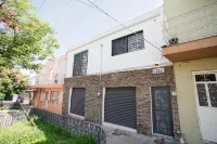 Newly-remodeled Home for multiple guests のホテル