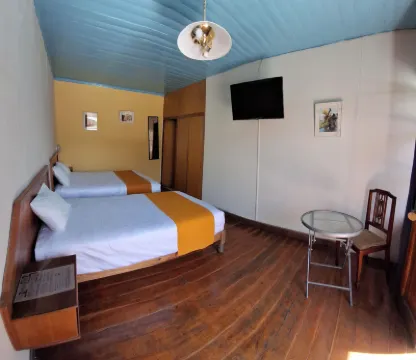 Hostal Lluvia de Oro Отели в г. 