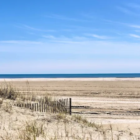 Walk to Convention Center & Boardwalk! Family Apt