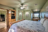 Broken Bow Cottage w/ Deck, Hot Tub & Fire Pit! - Pet friendly