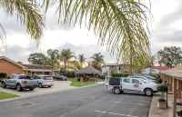 Tea House Motor Inn - Motels