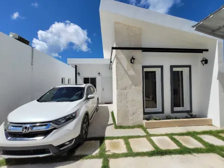 Villa of Dreams w/rooftop Jacuzzi Отели рядом с достопримечательностью «Экологический парк Indigenous Eyes»