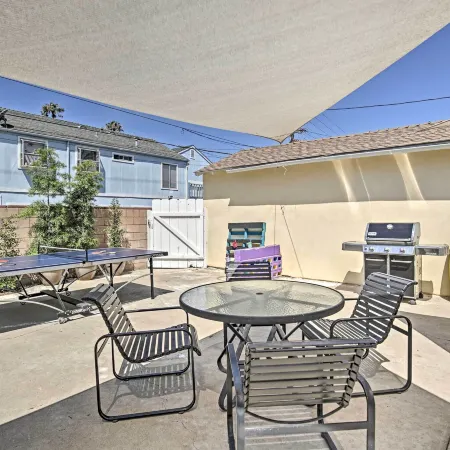 Oceanside Home w/ Yard - Walk to Beach & Pier