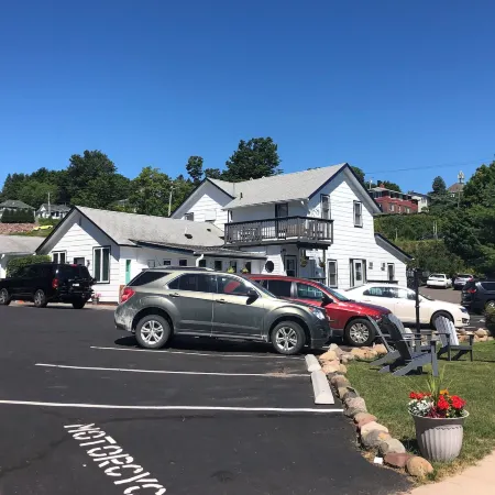 Harbor's Edge Motel