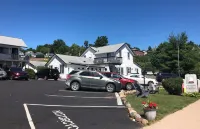 Harbor's Edge Motel - parking