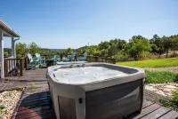 Hot Tub Retreat by Wine Country Hotel di County Gillespie