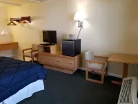 Captain's Quarters Motel - parking