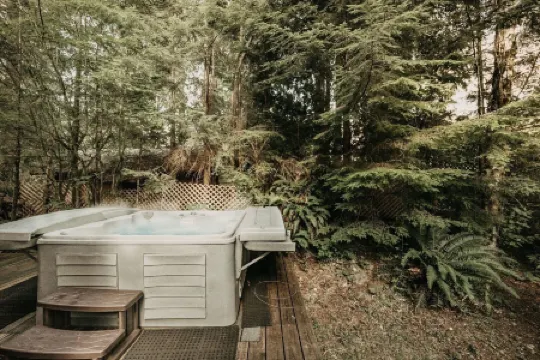 19Mbr - Hot Tub - Sauna - BBQ - Pets Ok - Wifi - Sleeps 10 5 Bedroom Home by RedAwning