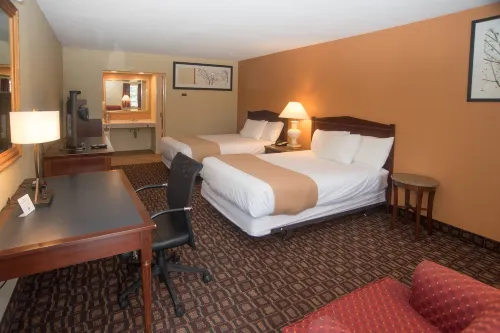 Colonnade Inn Hotels in Burke