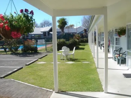 Colonial Court Motel Отели рядом с достопримечательностью «Мейпл Арборетум»