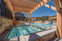 Blackstone Luxury 2Br, Walk to Skiing at Cabriolet, Mountain View, Shared Pool and Hot Tub, Gym Hotel in zona Red Pine Gondola