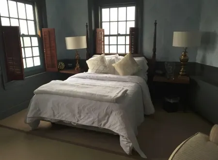 The Brick Hotel Отели рядом с достопримечательностью «Гарден оф Рефлекшен»