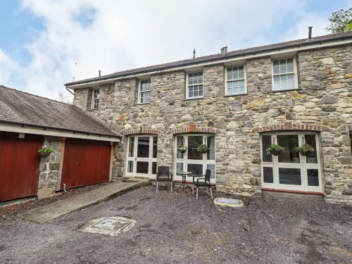 Yr Wyddfa Hotels in Llanddeiniolen