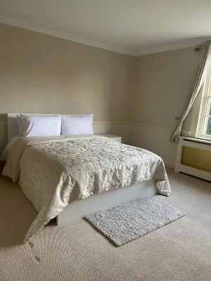 Dream Lodge Hotels near Kempton Park Racecourse