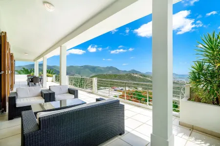 Tropical Oasis in St. Martin 5 min to beach! Huge private pool+panoramic views!! Отели рядом с достопримечательностью «Dawn Beach»