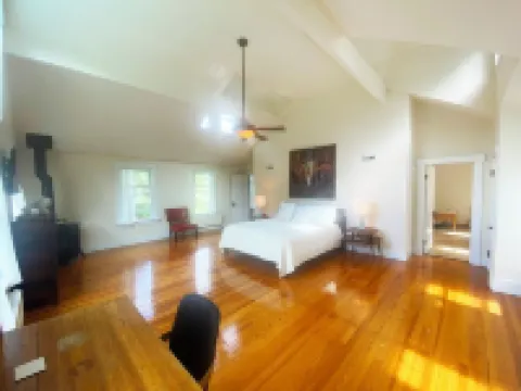 HollyKissHudsonValley Grand Suite in 1900 Renovated Lodge