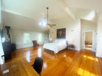 HollyKissHudsonValley Grand Suite in 1900 Renovated Lodge