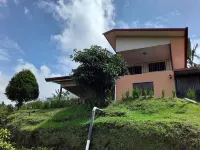 What A Retreat! In a pleasant neighborhood in the beautiful hills above Grecia.