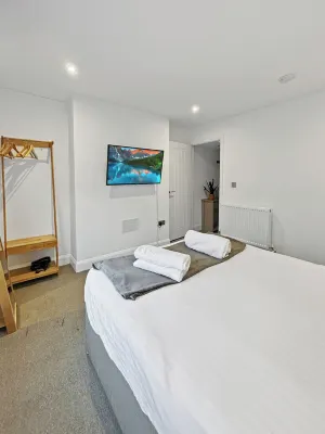 Sleeps 4- 1-Bedroom Apartment – Walking Distance to Grantham Town Centre! Hotels near Belton Park