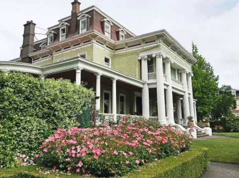 Churchill Manor