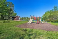 Poconos Family Cabin Fire Pit and Hot Tub! - homestay