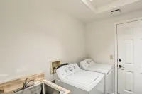 Redding Getaway w/ Hot Tub & Outdoor Kitchen! - Homestays