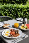 The Capital Empire - Desayuno
