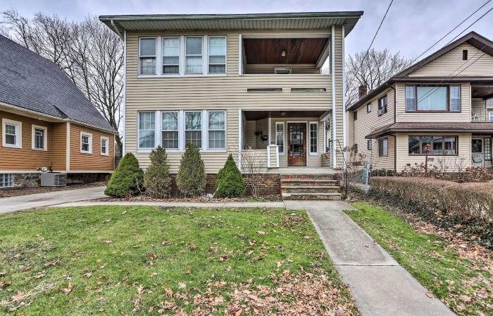 Lakewood Home w/ Yard ~ 8 Mi to Cleveland!