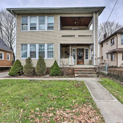 Lakewood Home w/ Yard ~ 8 Mi to Cleveland! Hotele w pobliżu The Roxy