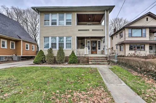Lakewood Home w/ Yard ~ 8 Mi to Cleveland!
