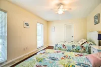 Riviera Beach Vacation Home w/ Pool: Walk to Beach - de playa
