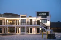 The Waypoint Hotels near Keybox Road Beach