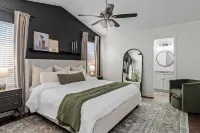 Stylish 3-bedroom home in central Cornelius-Chalkboard Wall-Firepit-Grill & more Hotels in Cornelius