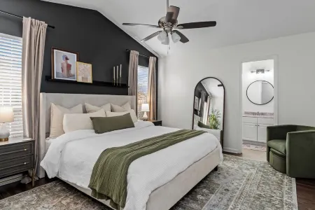 Stylish 3-bedroom home in central Cornelius-Chalkboard Wall-Firepit-Grill & more