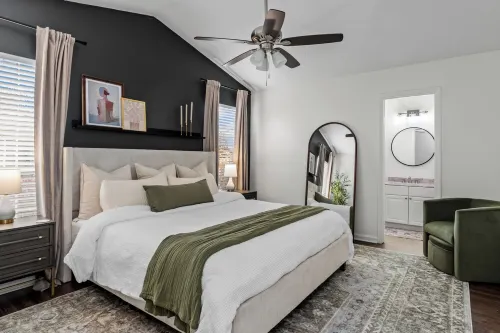 Stylish 3-bedroom home in central Cornelius-Chalkboard Wall-Firepit-Grill & more