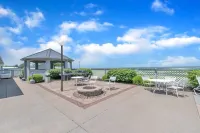 Port Clinton Paradise- 2 Bedroom Waterfront Condo:  Hot Tub, Sauna, Fire Pit فنادق في بورت كلينتون