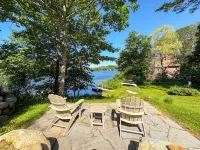 NEW -Lakefront 2 Bed / 3 bath + Extra Bed off of living room